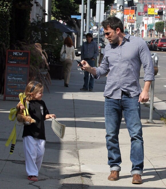 Ben Affleck et Jennifer Garner avec leurs filles Seraphina et Violet après un cours de karaté à Santa Monica (Los Angeles), le 26 juillet 2013. Dans cette photo : Ben immortalise sa fille en photo