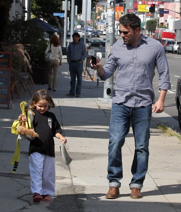 Ben Affleck et Jennifer Garner avec leurs filles Seraphina et Violet après un cours de karaté à Santa Monica (Los Angeles), le 26 juillet 2013. Dans cette photo : Ben est fière de sa fille