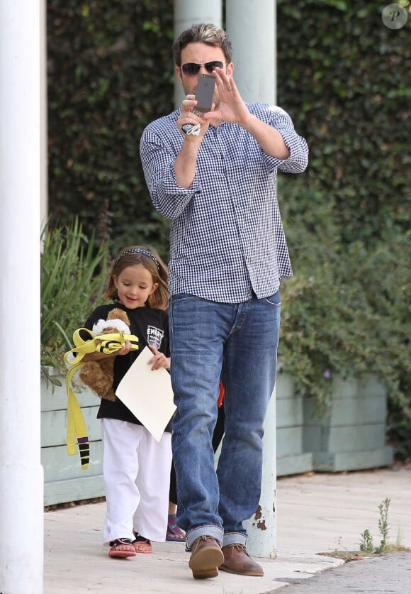 Ben Affleck avec ses filles Seraphina et Violet après un cours de karaté à Santa Monica (Los Angeles), le 26 juillet 2013