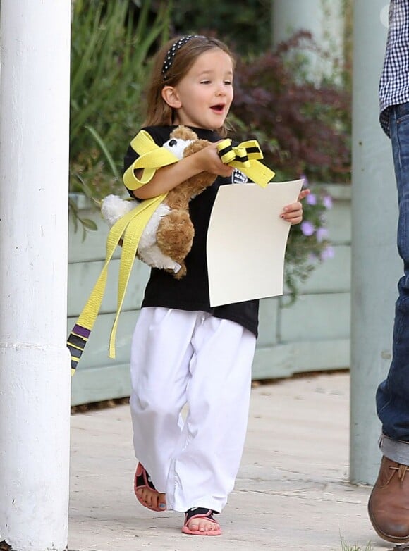 Ben Affleck avec ses filles Seraphina et Violet après un cours de karaté à Santa Monica (Los Angeles), le 26 juillet 2013. Dans cette photo : Seraphina adore ses leçons de karaté