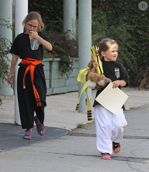Ben Affleck et Jennifer Garner avec leurs filles Seraphina et Violet après un cours de karaté à Santa Monica (Los Angeles), le 26 juillet 2013. Dans cette photo : les filles du couple ont bien grandi