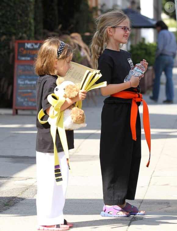 Ben Affleck et Jennifer Garner avec leurs filles Seraphina et Violet après un cours de karaté à Santa Monica (Los Angeles), le 26 juillet 2013. Dans cette photo : Seraphina et Violet sont des karaté kids