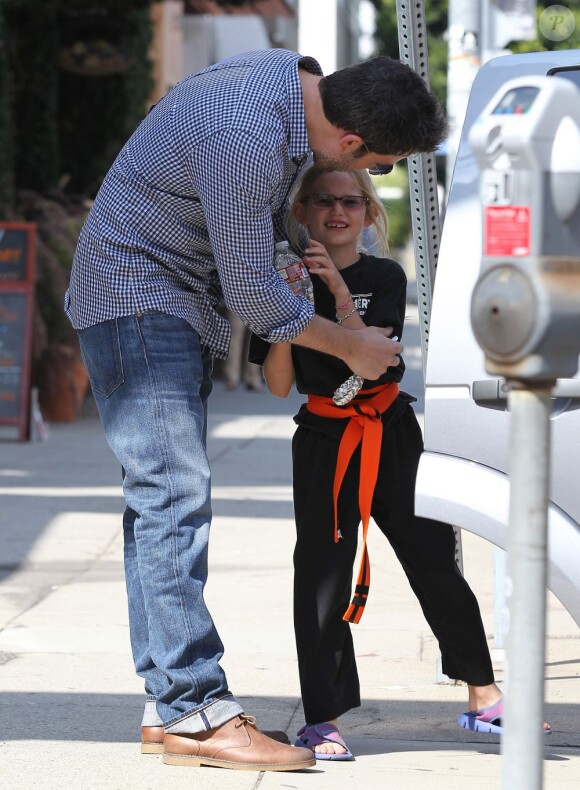 Ben Affleck et Jennifer Garner avec leurs filles Seraphina et Violet après un cours de karaté à Santa Monica (Los Angeles), le 26 juillet 2013. Dans cette photo : un gros câlin de Violet à son père