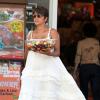 Halle Berry, enceinte de son deuxième enfant, a acheté une belle salade de fruits chez Bristol Farms à West Hollywood (Los Angeles) le 27 juillet 2013