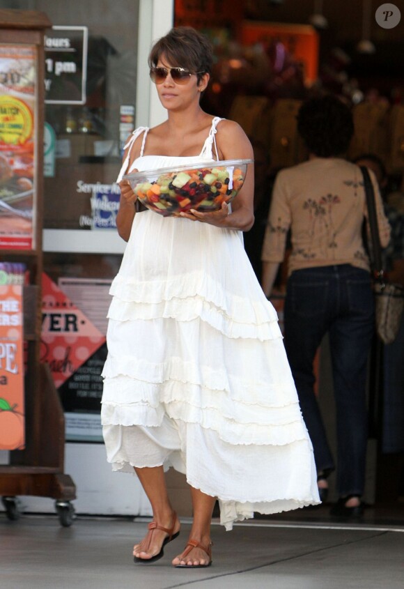 Halle Berry : la future maman a acheté une belle salade de fruits chez Bristol Farms à West Hollywood (Los Angeles) le 27 juillet 2013