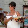 Halle Berry : la future maman a acheté une énorme salade de fruits chez Bristol Farms à West Hollywood (Los Angeles) le 27 juillet 2013