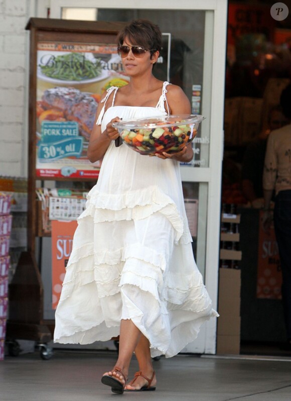 L'actrice Halle Berry et future maman a acheté une belle salade de fruits chez Bristol Farms à West Hollywood (Los Angeles) le 27 juillet 2013