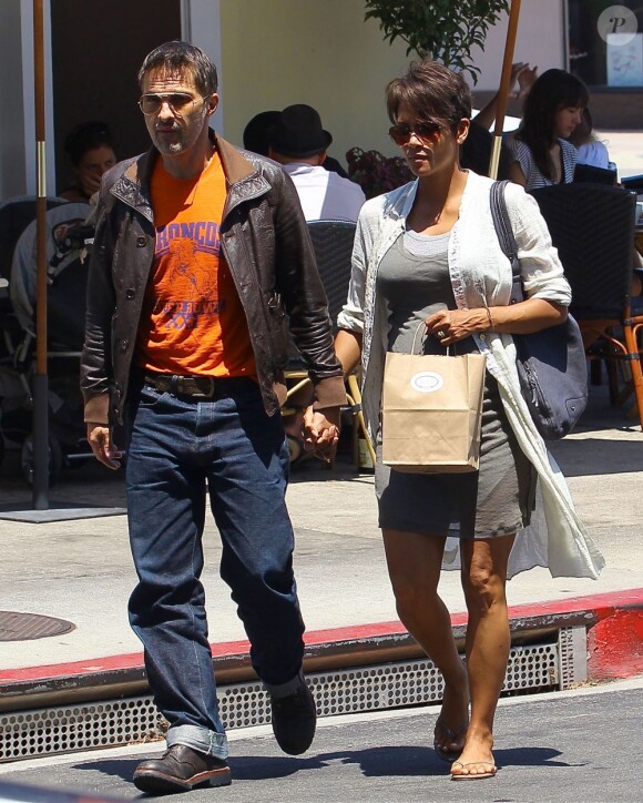 Exclusif - Halle Berry enceinte et son mari Olivier Martinez au restaurant "Sweet Butter Kitchen" à Sherman Oaks, le 25 juillet 2013