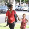Halle Berry enceinte et sa fille Nahla se promenant à Los Angeles, le 23 juillet 2013