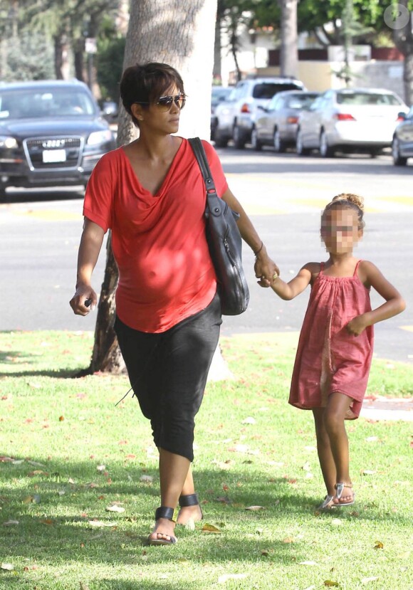 Halle Berry enceinte et sa fille Nahla se promenant à Los Angeles, le 23 juillet 2013
