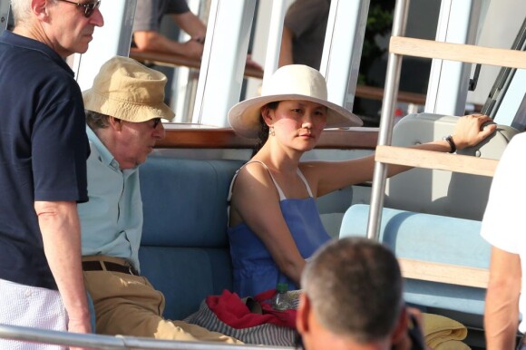 Woody Allen et Soon Yi sur le port à Saint-Tropez le 28 juillet 2013.