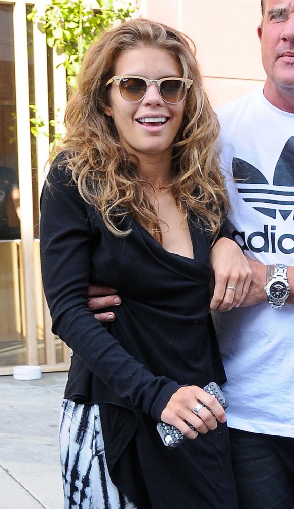 AnnaLynne McCord, totalement déboussolée et étourdie à la sortie du dentiste, est accompagnée par son compagnon Dominic Purcell, à Beverly Hills, le 26 juillet 2013