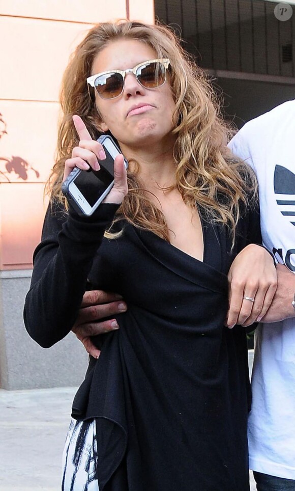 La comédienne AnnaLynne McCord, totalement déboussolée et étourdie à la sortie du dentiste, est accompagnée par son compagnon Dominic Purcell, à Beverly Hills, le 26 juillet 2013