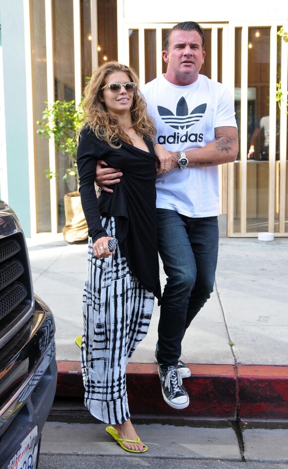 AnnaLynne McCord, star de 90210, totalement déboussolée et étourdie à la sortie du dentiste, est accompagnée par son compagnon Dominic Purcell, à Beverly Hills, le 26 juillet 2013