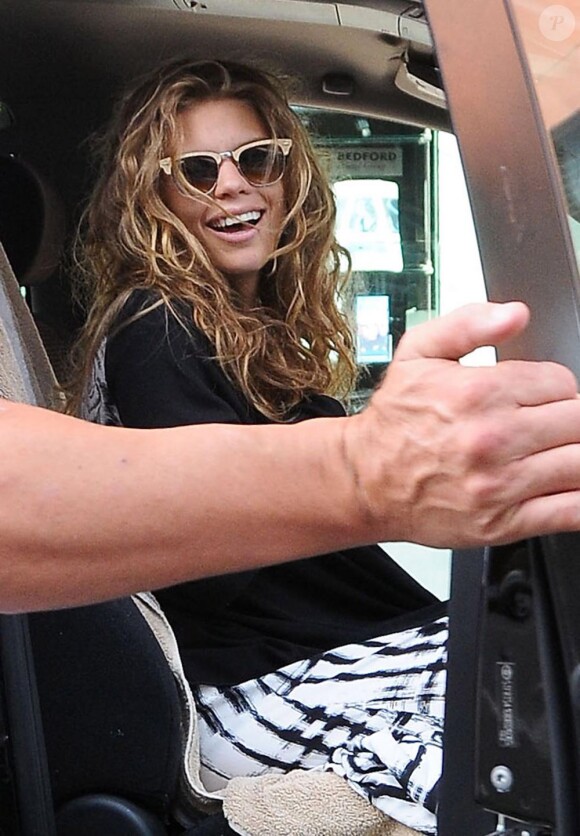 L'actrice AnnaLynne McCord, totalement déboussolée et étourdie à la sortie du dentiste, est accompagnée par son compagnon Dominic Purcell, à Beverly Hills, le 26 juillet 2013