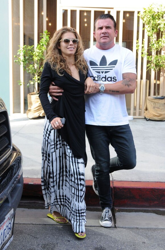 AnnaLynne McCord, totalement déboussolée et étourdie à la sortie du dentiste, est accompagnée par son compagnon Dominic Purcell, à Beverly Hills, le 26 juillet 2013
