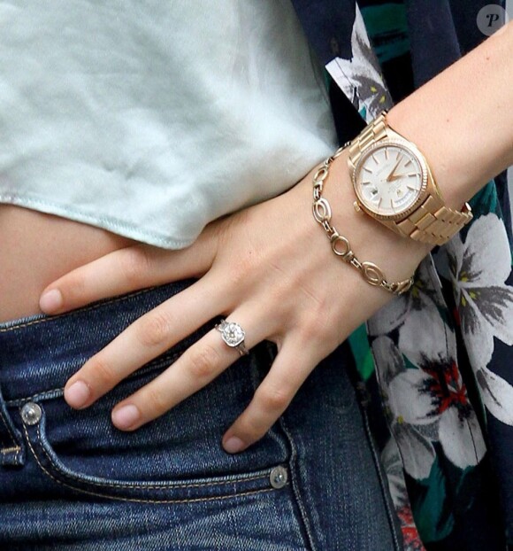 Behati Prinsloo porte une jolie montre Rolex et sa discrète bague de fiançailles.New York, le 28 juillet 2013.