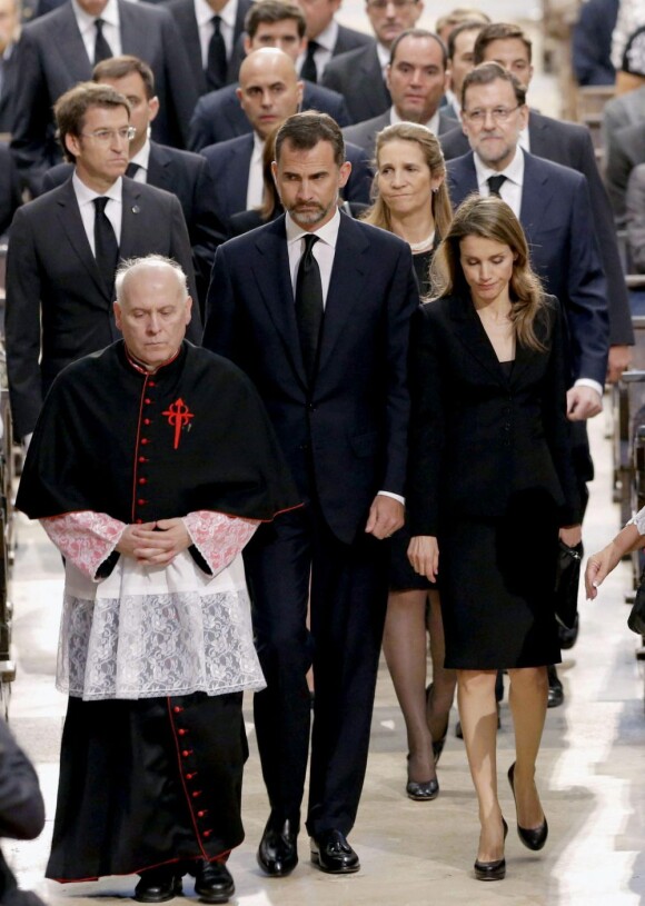 Le prince Felipe d'Espagne, la princesse Letizia et la princesse Elena arrivant lundi 29 juillet 2013 en la cathédrale de Saint-Jacques de Compostelle pour la messe solennelle à la mémoire des victimes de l'accident de train survenu le 24 juillet. Après l'office conduit par l'archevêque Julian Barrio, les représentants de la famille royale ont longuement soutenu les familles.