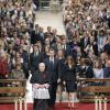 Le prince Felipe d'Espagne, la princesse Letizia et la princesse Elena lundi 29 juillet 2013 en la cathédrale de Saint-Jacques de Compostelle lors de la messe solennelle à la mémoire des victimes de l'accident de train survenu le 24 juillet. Après l'office conduit par l'archevêque Julian Barrio, les représentants de la famille royale ont longuement soutenu les familles.