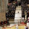 Le prince Felipe d'Espagne, la princesse Letizia et la princesse Elena ont pris part lundi 29 juillet 2013 en la cathédrale de Saint-Jacques de Compostelle à la messe solennelle à la mémoire des victimes de l'accident de train survenu le 24 juillet. Après l'office conduit par l'archevêque Julian Barrio, les représentants de la famille royale ont longuement soutenu les familles.