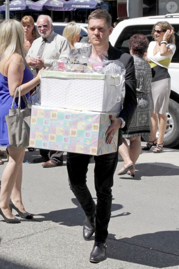 Michael Bublé et sa femme Luisana Lopilato, enceinte, ont organisé une baby shower à la Vancouver Art Gallery, le 28 juillet 2013. Le chanteur a porté les cadeaux donnés par les invités.