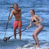 Ireland Baldwin et son petit ami Slater Trout font du surf à Hawaii, le 26 mai 2013.