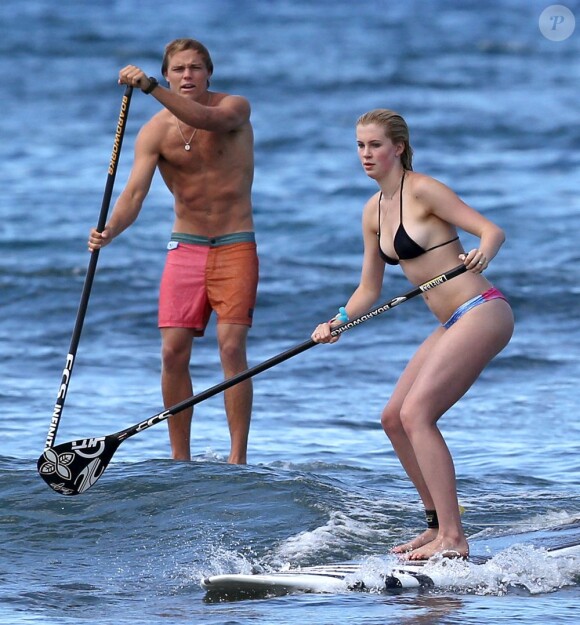 Ireland Baldwin et son petit ami Slater Trout font du surf à Hawaii, le 26 mai 2013.