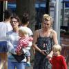 Billie Piper va déjeuner avec ses enfants Eugene et Winston à Londres, le 29 juillet 2013.