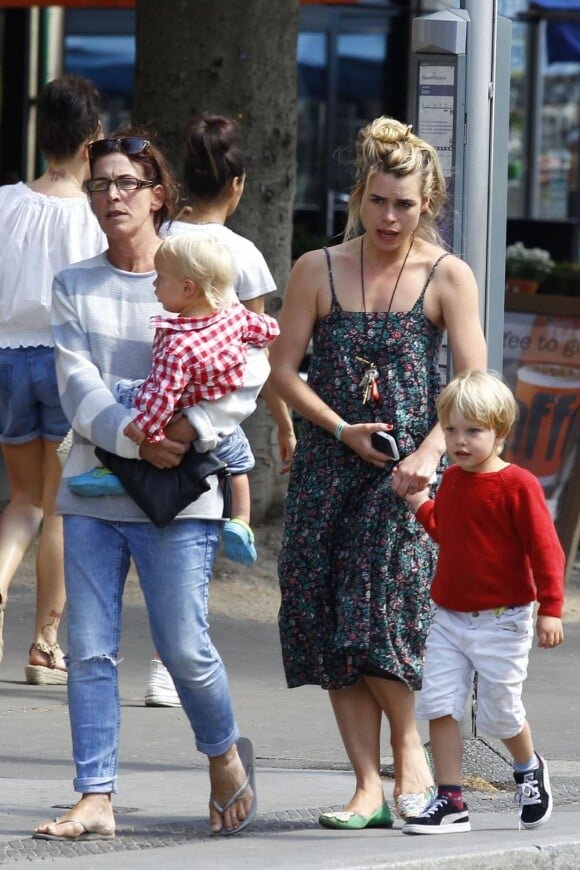 Billie Piper va déjeuner avec ses enfants Eugene et Winston à Londres, le 29 juillet 2013.