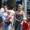 Billie Piper va déjeuner avec ses enfants Eugene et Winston à Londres, le 29 juillet 2013.