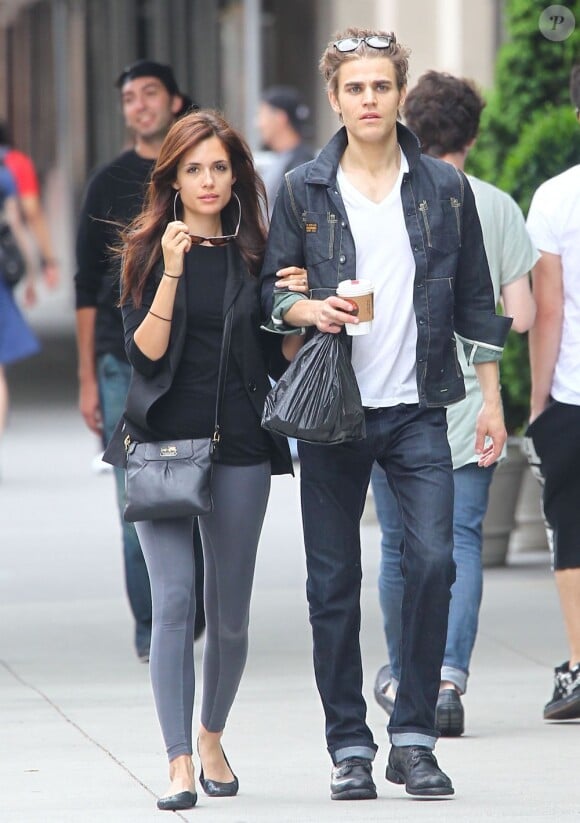 Paul Wesley et Torrey DeVitto se baladent à New York en mai 2010