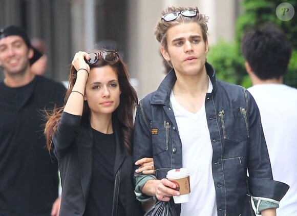 Paul Wesley et Torrey DeVitto se baladent à New York en mai 2010