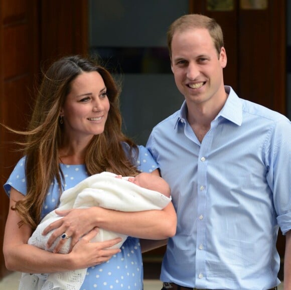Le prince William et la duchesse Catherine quittant l'hôpital St Mary avec leur bébé le prince George, le 23 juillet 2013. Gary Goldsmith, oncle de Kate, a bien failli rater cet événement.
