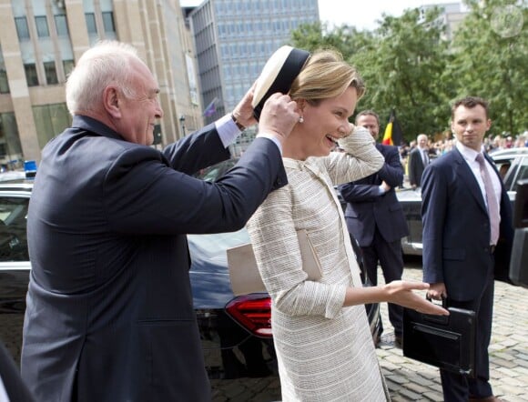 Un peu d'aide bienvenue... La famille royale de Belgique, menée par le roi Philippe et la reine Mathilde, s'est rassemblée en la cathédrale des Saints Michel-et-Gudule de Bruxelles le 31 juillet 2013 pour une messe à la mémoire du regretté roi Baudouin au 20e anniversaire de sa mort.