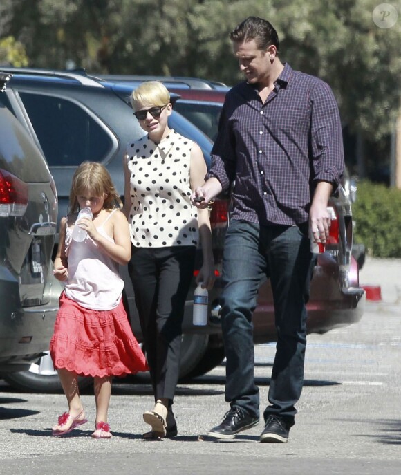 Jason Segel et Michelle Williams (avec sa fille Mathilda), à Los Angeles le 27 août 2012.