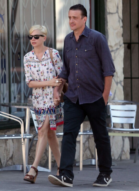Michelle Williams et Jason Segel dans les rues de Los Feliz, le 20 août 2012.