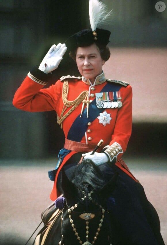 La reine Elizabeth II lors de la parade Trooping the Colour en 1983 à Londres