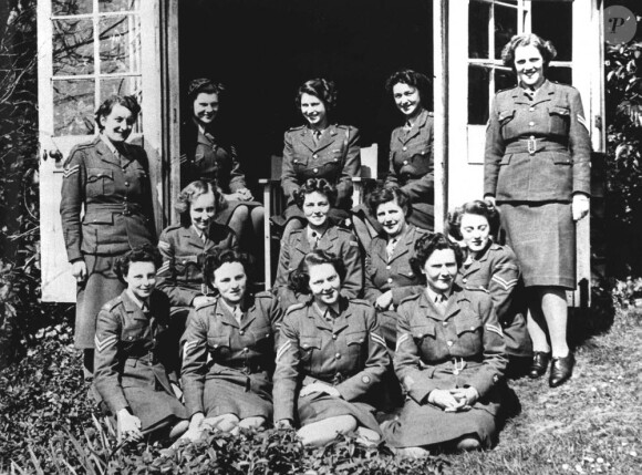 La princesse Elizabeth (debout, au centre) en 1945
