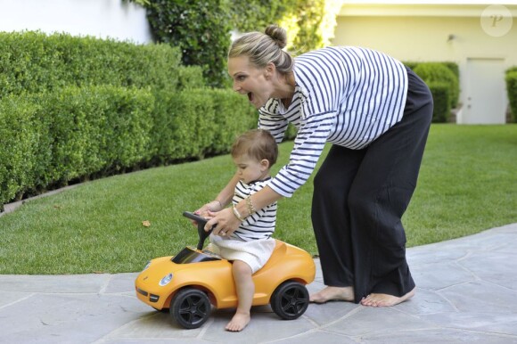 La belle Molly Sims et son fils Brooks se dirigent vers la boîte aux lettre de leur maison de Los Angeles, le 31 juillet 2013.
