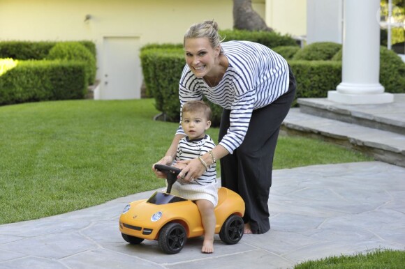 L'actrice et mannequin Molly Sims et son fils Brooks se dirigent vers la boîte aux lettre de leur maison de Los Angeles, le 31 juillet 2013.