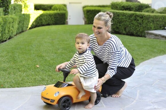 Molly Sims et son fils Brooks se dirigent vers la boîte aux lettre de leur maison de Los Angeles, le 31 juillet 2013.