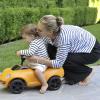 Molly Sims et son fils Brooks (1 an) se dirigent vers la boîte aux lettre de leur maison de Los Angeles, le 31 juillet 2013.