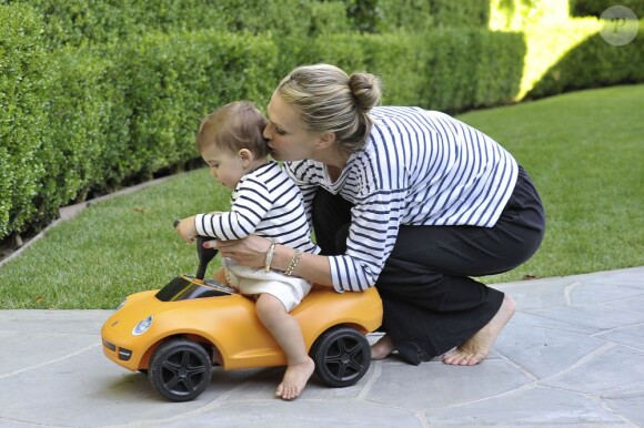 Molly Sims et son fils Brooks (1 an) se dirigent vers la boîte aux lettre de leur maison de Los Angeles, le 31 juillet 2013.