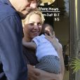 Shakira et son fils Milan devant le magasin "Bel Bambini" à Beverly Hills, le 25 mai 2013.
