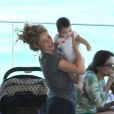 Shakira en vacances avec son fils Milan à Rio de Janeiro, le 2 juillet 2013.