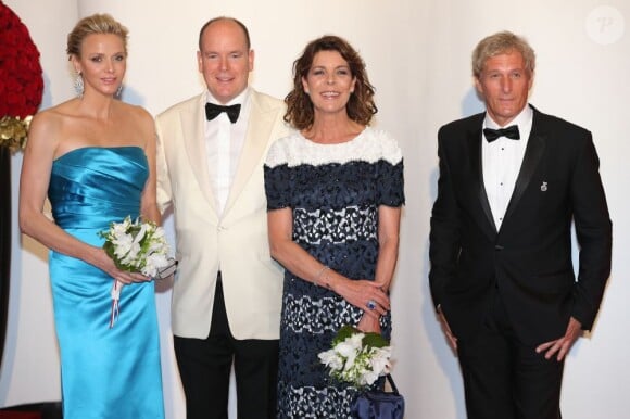 La Princesse Charlène de Monaco au côté de son mari Albert II de Monaco, la Princesse Caroline de Hanovre, et la chanteur Michael Bolton lors du 65e Bal de la Croix-Rouge au Sporting de Monte-Carlo à Monaco le 2 août 2013.