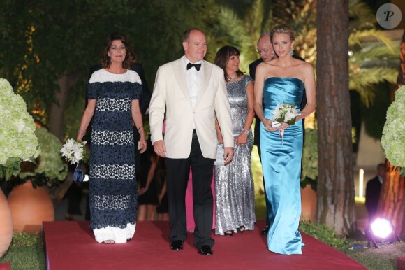 Caroline, Albert et Charlène arrivent ensemble au 65e Bal de la Croix-Rouge au Sporting de Monte-Carlo à Monaco le 2 août 2013.