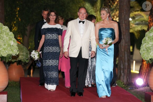 Caroline accompagne Albert de Monaco et sa femme Charlène au 65e Bal de la Croix-Rouge au Sporting de Monte-Carlo à Monaco le 2 août 2013.