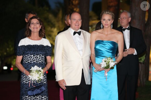 Caroline de Hanovre, Albert II de Monaco et Charlène de Monaco avant le 65e Bal de la Croix-Rouge au Sporting de Monte-Carlo à Monaco le 2 août 2013.
