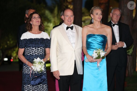 Caroline de Monaco, Albert II de Monaco et Charlène de Monaco avant le 65e Bal de la Croix-Rouge au Sporting de Monte-Carlo à Monaco le 2 août 2013.